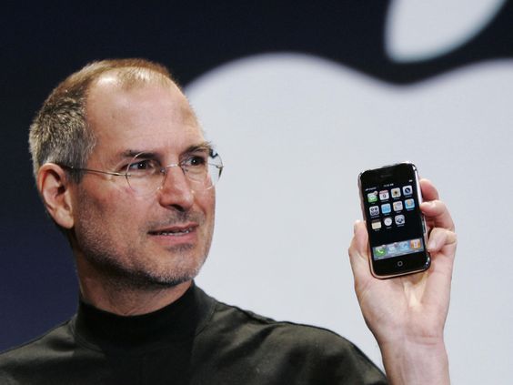 Para aumentar vendas da empresa steve jobs introdução do iphone